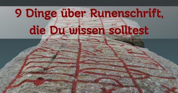 Ein ziemlich ungewöhnlich von unten nach oben fotografierter Runenstein, der Erikstein aus Schleswig-Holstein, darüber die Überschrift des Blogbeitrags.