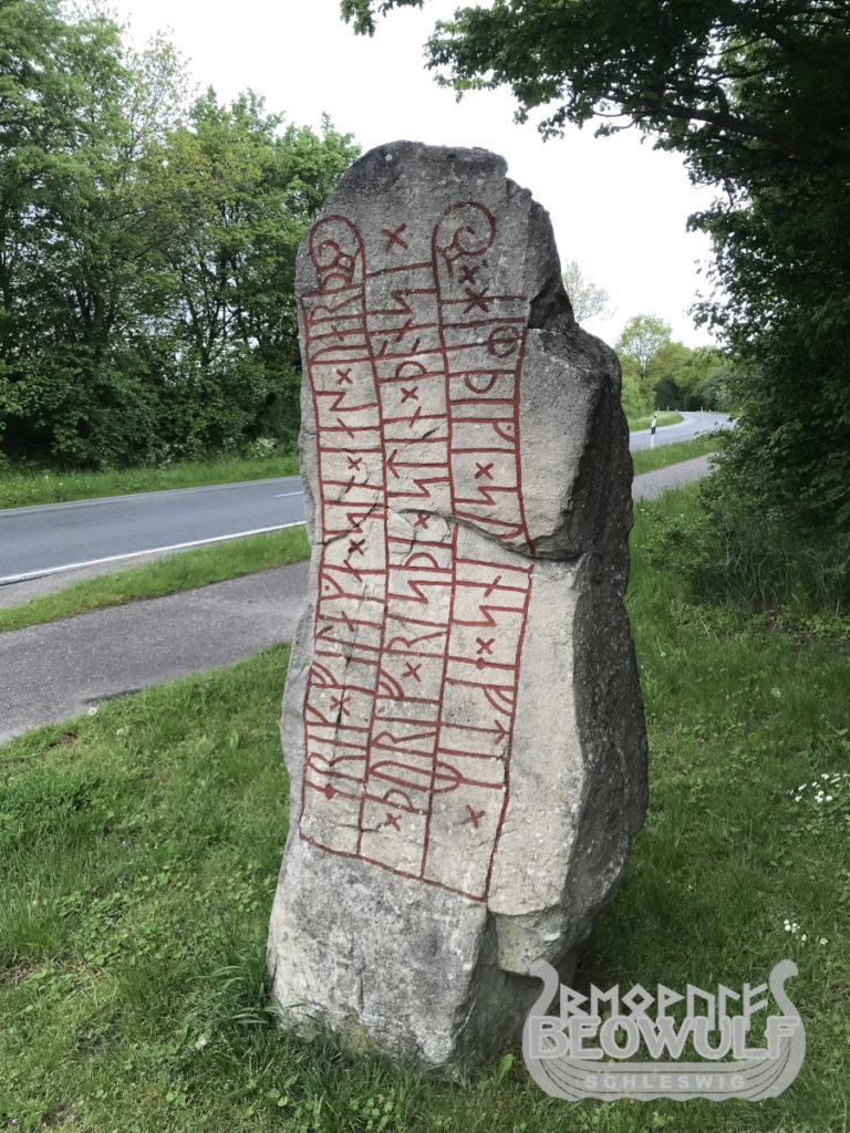 Foto des Runensteins bzw. dessen Kopie, der an der Landstraße zwischen Selk und Busdorf aufgestellt ist.