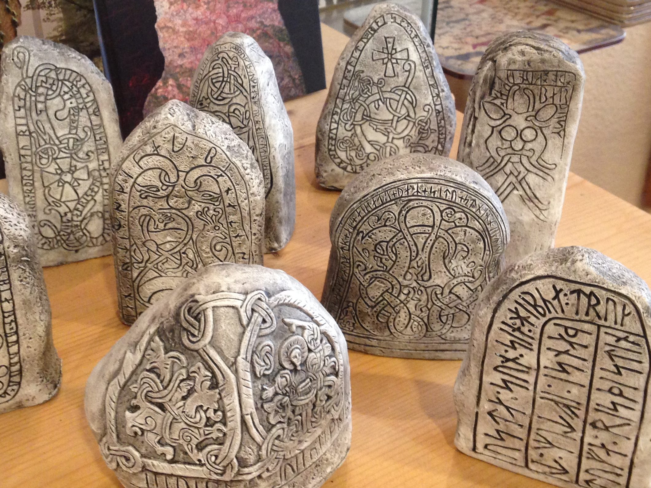 Einige Runensteine in Handflächengröße, allesamt Kopien von großen Steinen  mit Runenschrift aus der Wikingerzeit.