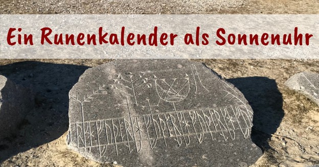 Runenzeichen und andere Symbole in einen großen Steinbrocken eingraviert