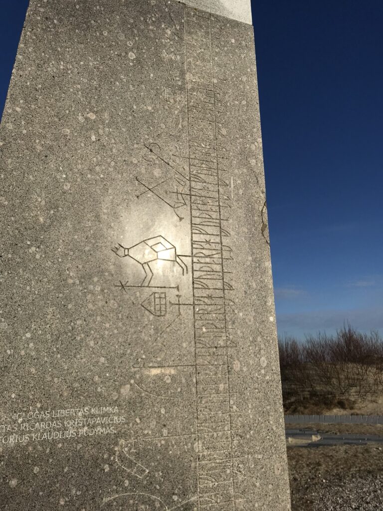 Ein Teil der aufrecht in der Mitte stehenden Säule mit den eingravierten Kalenderzeichen.