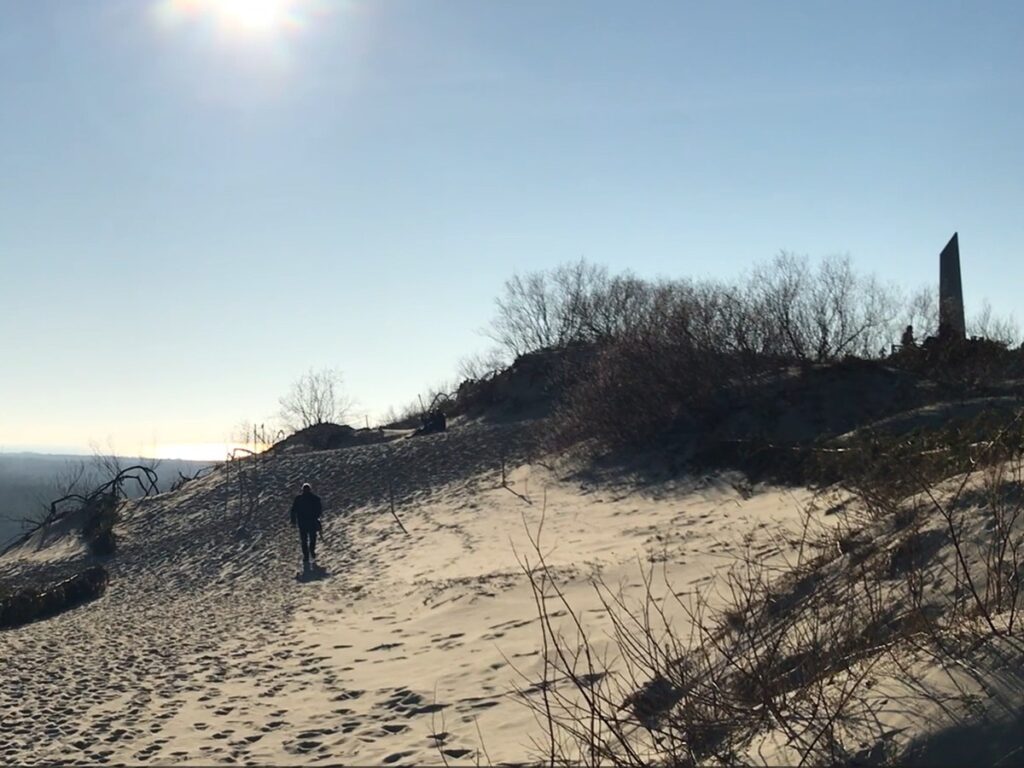 Ganz oben auf der Parnidis-Düne ragt als Zeiger eine Sonnenuhr die als Runenkalender gestaltete Säule empor.