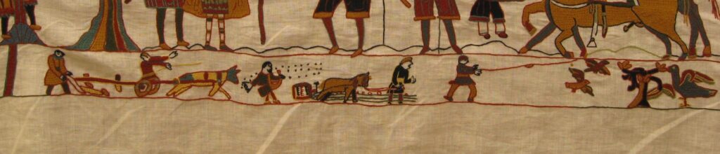 gesticktes Detail des Bayeux-Teppichs: landwirtschaftliche Szene mit Pflügen, Säen und dem Verscheuchen von Vögeln