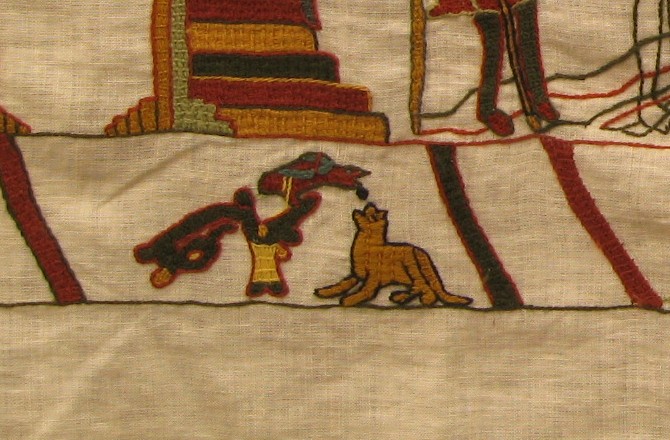 Gesticktes Detail des Bayeux-Teppichs mit Vogel und vierbeinigem Tier. Rabe und Fuchs?