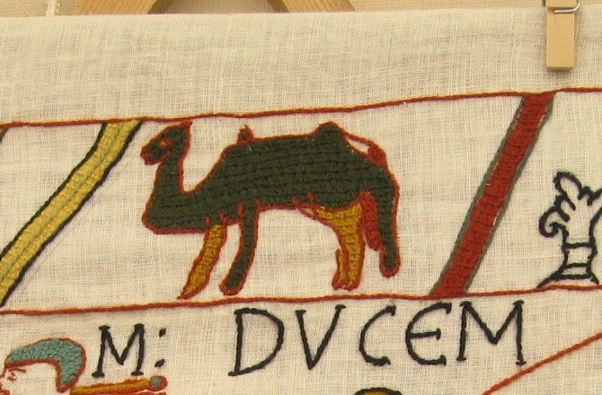 gesticktes Detail des Bayeux-Teppichs: vierbeiniges Tier mit zwei Buckeln auf dem Rücken