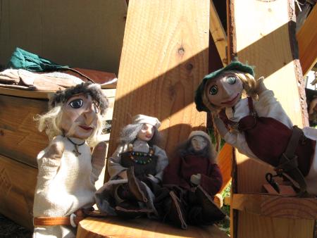 gesticktes Detail des Bayeux-Teppichs: beiden Wikinger-Handpuppen neben zwei kleinen Wikinger-Puppen