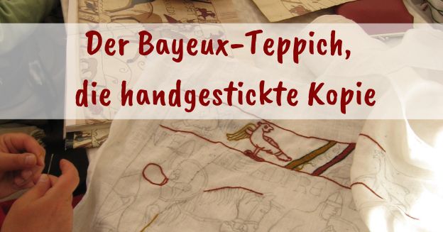 Hinter dem Text mit der Beitrags-Überschrift ist ein Tisch mit Stickarbeit zu sehen. Eine Hand hält eine Sticknadel über Stofflagen mit Vorzeichnungen für Bayeux-Stickerei.