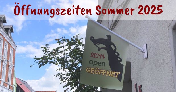 Unsere "Geöffnet/Open - Flagge" vor unserem Ladengeschäft
