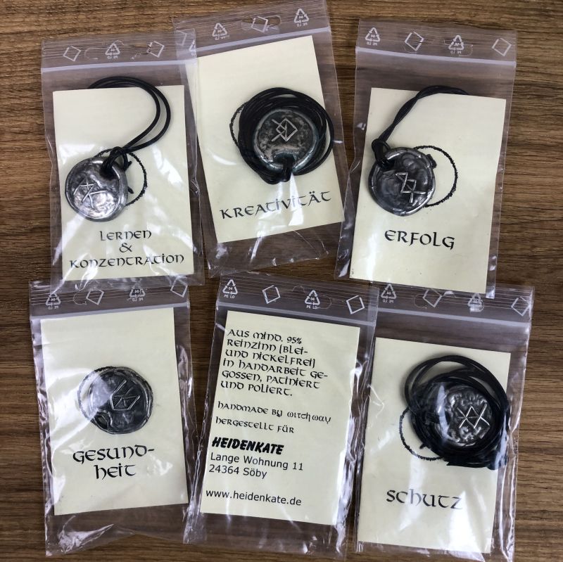 Sechs verschiedene Amulette aus Zinn mit verschiedenen Binderunen