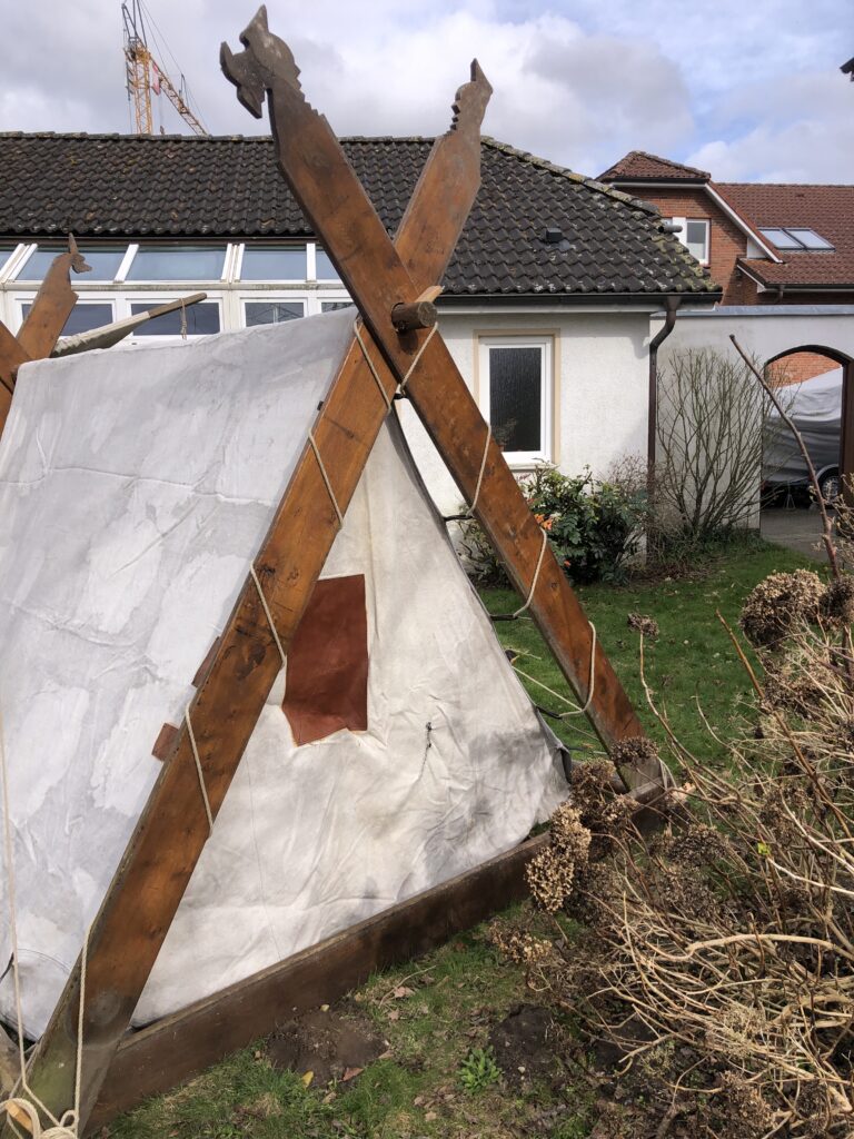 Hier ist an der Rückseite des Eichenzeltes ein Lederflicken zu sehen, der ebenso wie einer der beiden Drachenköpfe von wilden Erlebnissen berichten kann.