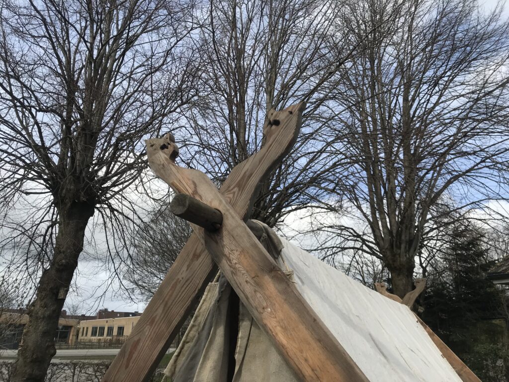 Hier ist das Drachenpaar an einem Giebel des Wikingerzeltes aus Lärchenholz zu sehen.