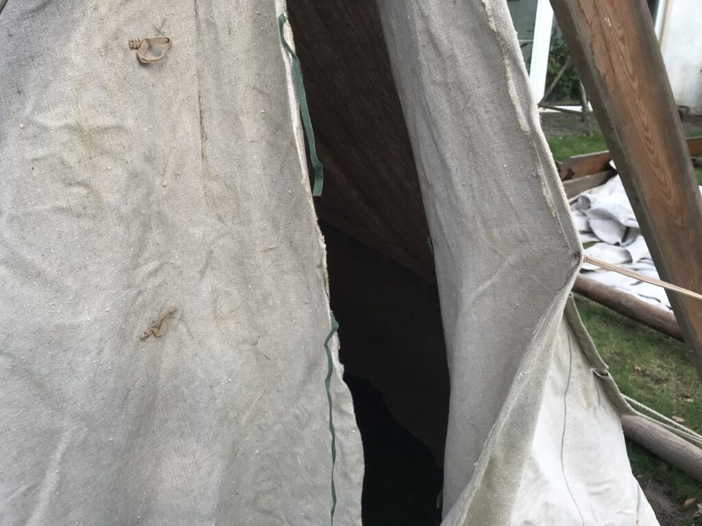 Das Foto zeigt, dass die Eingänge an den dreieckigen Seiten mit durchdacht angebrachten Bändern gut zu verschließen sind.