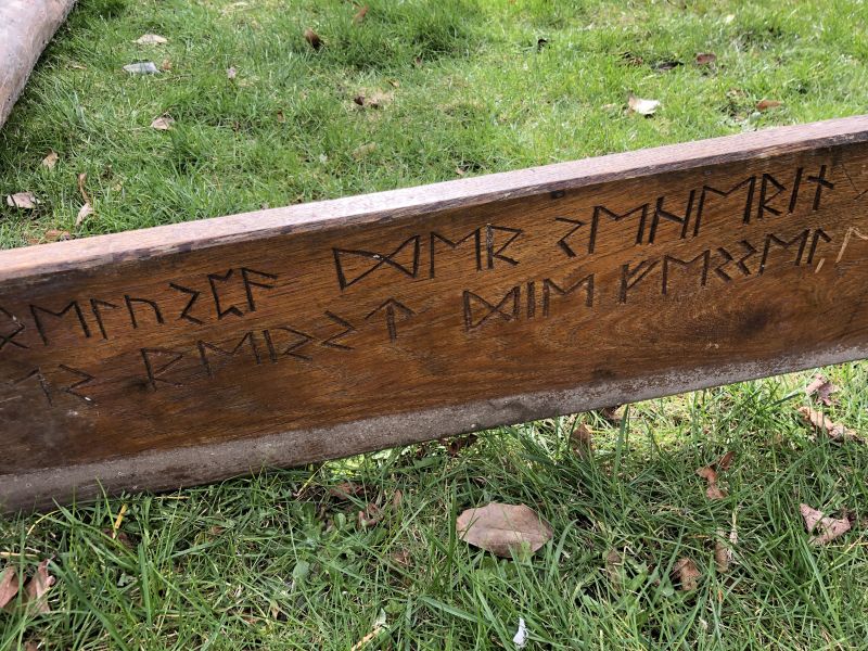 Detail eines der Zeltlatten mit eingeschnitzten Runen
