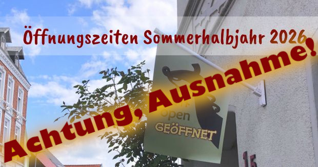 Unsere "Geöffnet/Open - Flagge" vor unserem Ladengeschäft, darüber der Schriftzug "Achtung, Ausnahme!"