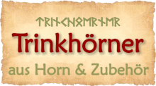 Pergament, auf dem "Trinkhoerner aus Horn und Zubehoer" in roter Schrift mittig im Vordergrund steht. Leicht oberhalb und im Hintergrund ist "Trinkhoerner" noch einmal in gruener Runenschrift zu sehen. 