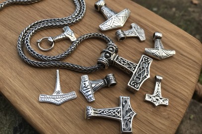 Bild zeigt eineige Thorshämmer aus Silber