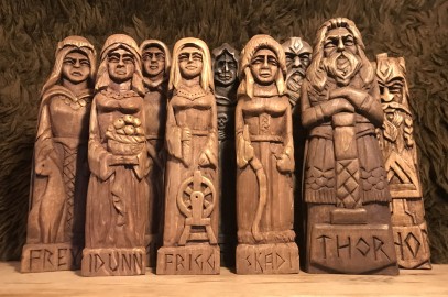 Foto von holzgeschnitzten Götterfiguren