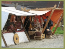 Zelte in einer Reihe mit Verkaufsangebot auf einem Wikingermarkt