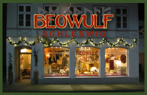 Die dreiteilige Schaufensterfront unseresLadens im Schleswiger Lollfuß, weihnachtlich beleuchtet.