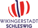 Logo der Wikingerstadt Schleswig: hinter einem hohen Drachensteven bläht sich ein rot-weiß-gestreiftes Segel, beides stark stilisiert