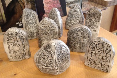 9 handgroße Kopien von historischen Runensteinen