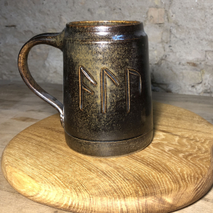 Krug, Humpen mit Bierrunen und Walküre