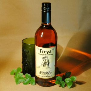 "Freya" mit Erdbeerwein