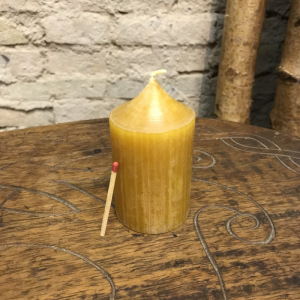 Kerze aus Bienenwachs, ca. 8 cm hoch
