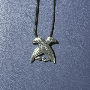 Rabenpaar, Amulett aus Zinn