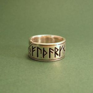 Ring mit 16er-Futhark silber, klein