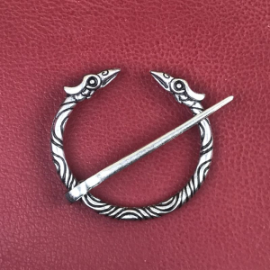 Ringfibel mit Vogelköpfen, silberfarben
