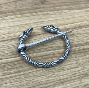 Ringfibel mit Vogelköpfen, silberfarben