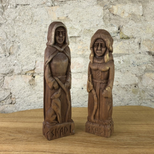 Skadi, 25cm Götterfigur handgeschnitzt aus Lindenholz, Unikat