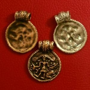 Das Bild zeigt drei Brakteaten aus Silber und Bronze, so dass sowohl Vorder- als auch Rückseiten zu sehen sind.