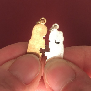 Zweiteiliger Gubber als Paaranhänger, Bronze bzw. versilberte Bronze