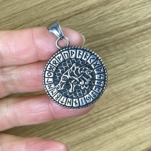 Amulett mit Wolf und Runen des Älteren Futharks, Edelstahl