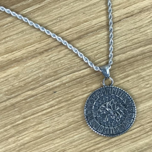 Amulett mit Wolf und Runen des Älteren Futharks, Edelstahl