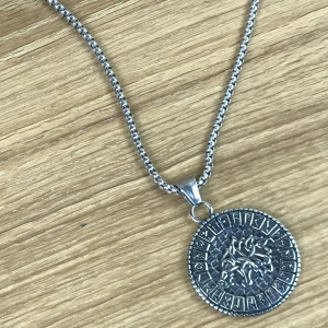 Amulett mit Wolf und Runen des Älteren Futharks, Edelstahl