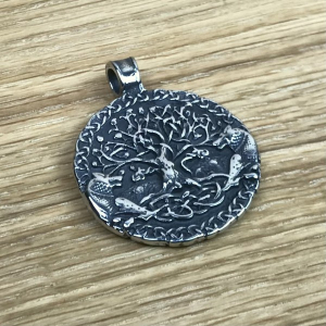 Amulett Weltenbaum mit Wölfen, Edelstahl