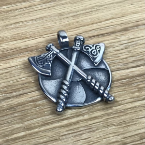 Wikinger-Amulett mit Äxten und Rundschild, Edelstahl