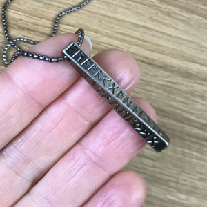 Runenstab mit Runen der 24er Runenreihe, Edelstahl geschwärzt