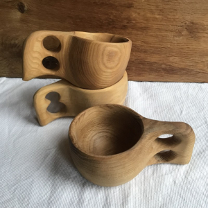 Holztasse mit gelochtem Griff, groß
