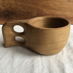 Holztasse mit gelochtem Griff, groß
