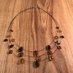 Bernsteinkette "Blizgesys", geschliffene Steinchen auf Draht, kurz, ca. 42 cm