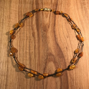 Bernsteinkette "Saldumas", honigfarbige Tropfen am Band, ca. 50 cm