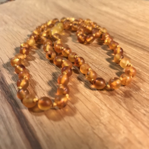 Bernsteinkette kurz, kleine Perlen, mattiert-honighell, ca. 45 cm