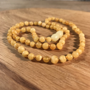 Bernsteinkette kurz, kleine Perlen, mattiert-hell, ca. 45 cm