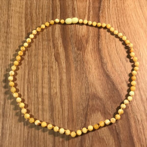 Bernsteinkette kurz, kleine Perlen, poliert-hell, ca. 45 cm