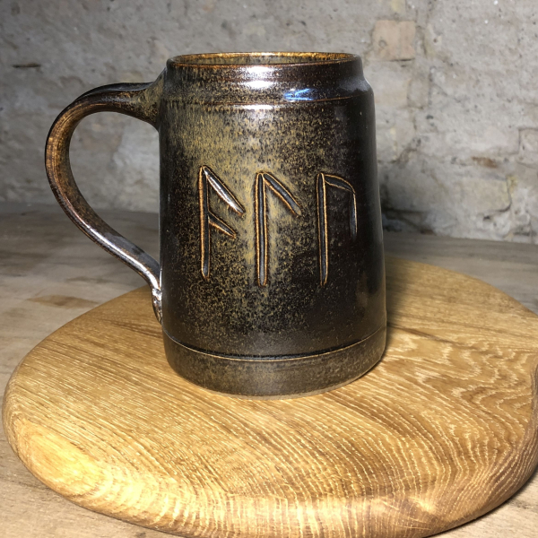 Krug, Humpen mit Bierrunen und Walküre