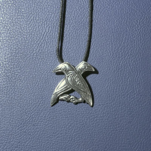Rabenpaar, Amulett aus Zinn